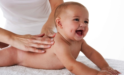 Cách massage cho trẻ sơ sinh giúp bé thư giãn mỗi ngày