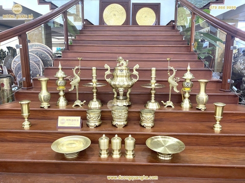 Bộ đồ thờ đồng vàng cát tút đầy đủ trên ban thờ