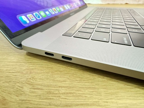 Macbook Pro 15 Inch 2018 - Core i7-2.6 GHz - RAM 16GB - SSD 500GB - Radeon Pro 560X - Touch Bar