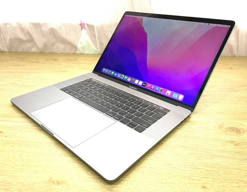 Macbook Pro Retina 15 Inch 2017 - Core i7-3.1 GHz - RAM 16GB - SSD 500GB - Radeon 560 - Touch Bar