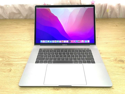 Macbook Pro Retina 15 Inch 2017 - Core i7-3.1 GHz - RAM 16GB - SSD 500GB - Radeon 560 - Touch Bar