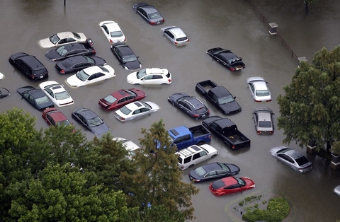 500.000 ô tô thành sắt vụn vì siêu bão Harvey