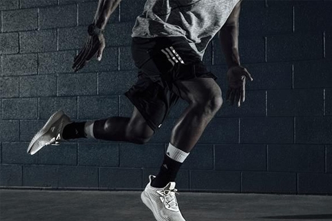 Adidas AlphaBounce trở nên “hào nhoáng” hơn bao giờ hết với bộ sưu tập “ Phản quang”