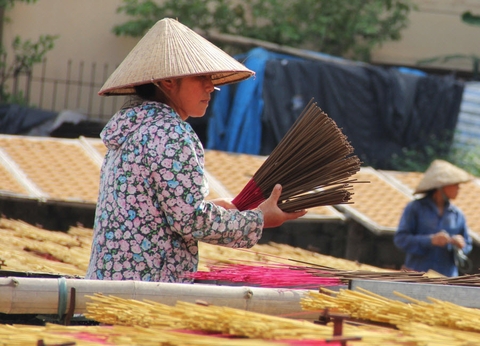 Cao Thôn nhộn nhịp vào mùa cao điểm làm hương