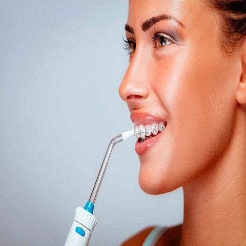 Dùng tăm nước có cần đánh răng? Dùng máy tăm nước trước hay sau khi đánh răng?