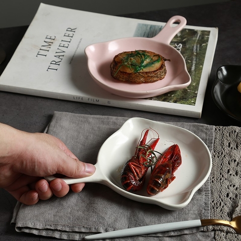 Dĩa gốm sứ hình chảo có tay cầm