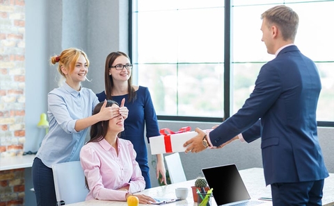 Tặng quà tết cho sếp thế nào ý nghĩa, phù hợp