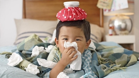 Mẹ cần làm gì khi trẻ bị cảm lạnh?