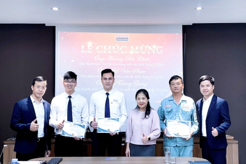 LỄ KHEN THƯỞNG CÁC CÁN BỘ NHÂN VIÊN XUẤT SẮC NHẤT THÁNG 01/2024