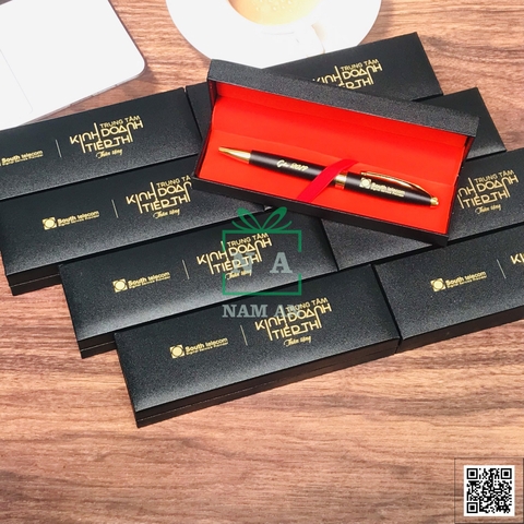gia-cong-logo-thuong-hieu-len-but-kim-loai