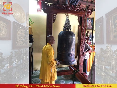 Đúc chuông tại chùa Phổ Huệ, TPHCM. Chuông cao 1m45 nặng 345kg
