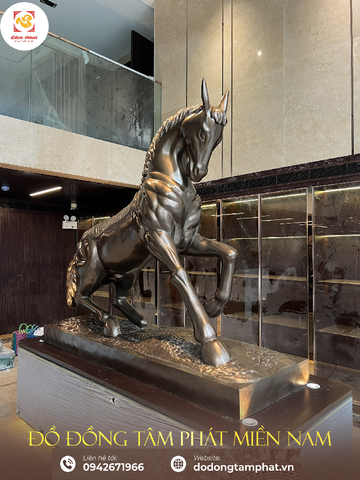 Linh vật ngựa bằng đồng đỏ nguyên khối 1050kg đúc theo yêu cầu cho cty Vạn Thịnh - Tân Bình được chế tác - bàn giao và lắp đặt bởi Đồ Đồng Tâm Phát Miền Nam