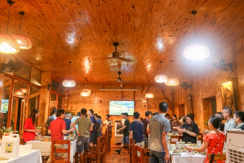 Thưởng thức bữa tối ấm áp cùng gia đình tại nhà hàng Pob Cưs của H’mong Village