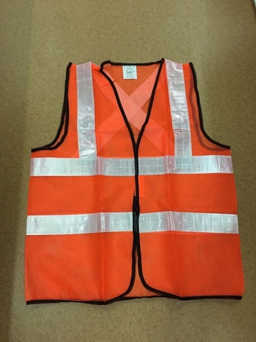 áo lưới màu cam phản quang trắng chéo sau lưng APQ 20.