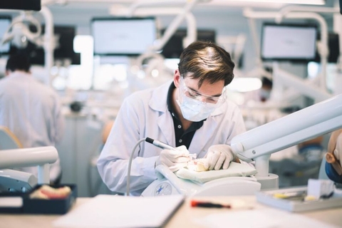 Các bước để trở thành Kỹ thuật viên phục hình răng Các bước để trở thành Kỹ thuật viên phục hình răng