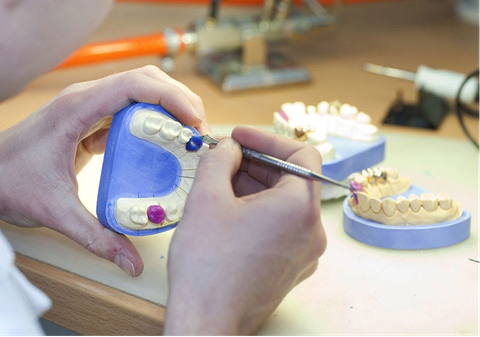 Kỹ thuật viên phục hình răng khác nha sĩ như thế nào? Học kỹ thuật viên phục hình răng phù hợp với những ai? Kỹ thuật viên phục hình răng khác nha sĩ như thế nào? Học kỹ thuật viên phục hình răng phù hợp với những ai?