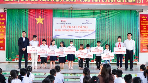 TRAO HỌC BỔNG HỌC SINH NGHÈO VƯỢT KHÓ & TRAO GIẢI CUỘC THI CHIẾC Ô TÔ MƠ ƯỚC