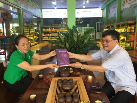 VỀ TÂN CƯƠNG MÀ THƯỞNG TRÀ HẢO ĐẠT