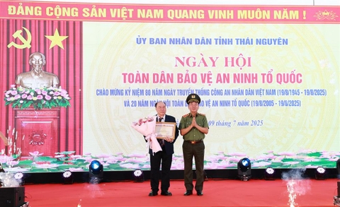 CÔNG TY CP ĐẦU TƯ XÂY DỰNG VÀ KHAI THÁC KHOÁNG SẢN THĂNG LONG NHẬN BẰNG KHEN XUẤT SẮC TRONG PHONG TRÀO TOÀN DÂN BẢO VỆ AN NINH TỔ QUỐC