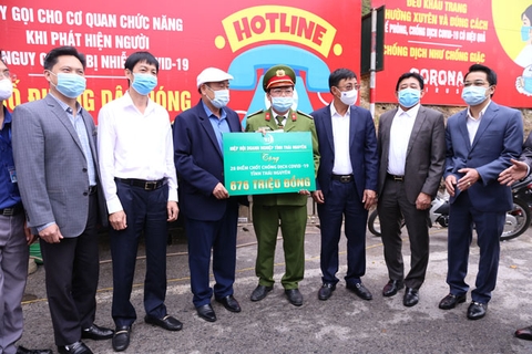 HIỆP HỘI DOANH NGHIỆP TỈNH THĂM, TẶNG QUÀ CÁC CHỐT KIỂM DỊCH COVID - 19