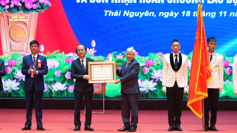 CHỦ TỊCH MTTQVN ĐỖ VĂN CHIẾN TRAO HCLĐ CHOTRƯỜNG ĐẠI HỌC Y - DƯỢC THÁI NGUYÊN