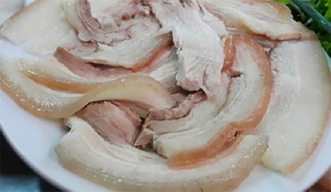 Thịt luộc có phần nạc màu hồng nhạt, phần mỡ màu trắng trong