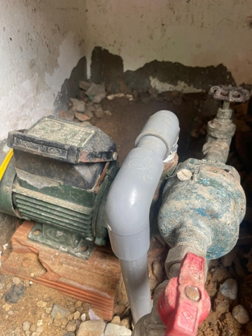 sửa máy bơm nước bị rò rỉ
