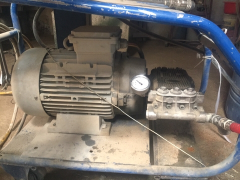 Thợ sửa máy bơm tăng áp tại quận tân phú