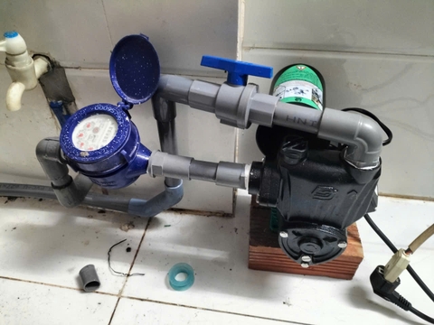 Thợ lắp máy bơm nước tại nhà