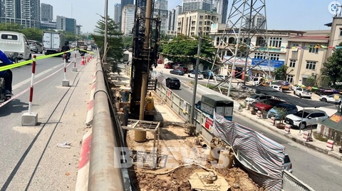Khẩn trương thi công 2 cầu vượt tại nút giao Mai Dịch (Hà Nội)
