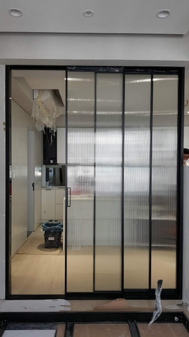An toàn và bảo mật với cửa xếp kính