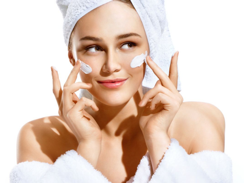 Kem dưỡng ẩm Vitamin C nên sử dụng ban ngày hay ban đêm?