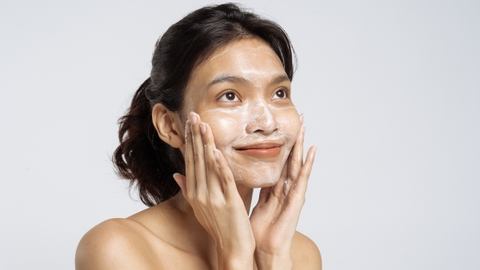 Da dầu mụn nên dùng sữa rửa mặt nào? Gợi ý top 3 sản phẩm tốt nhất