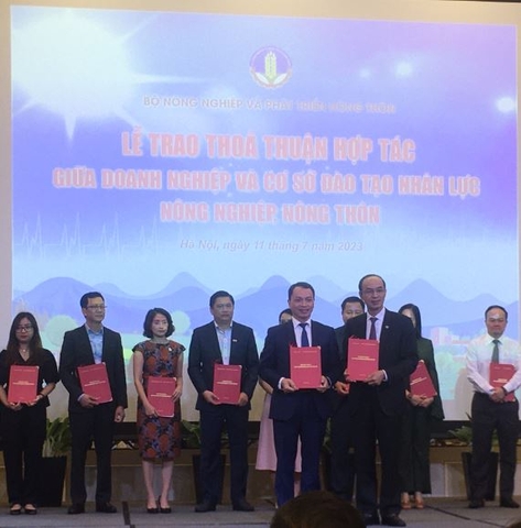 Lễ trao thỏa thuận hợp tác giữa VECOM và Trường ĐH Thủy Lợi