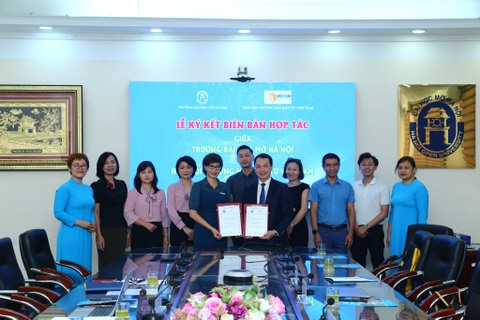 KÝ KẾT BIÊN BẢN GHI NHỚ HỢP TÁC GIỮA HIỆP HỘI THƯƠNG MẠI ĐIỆN VIỆT NAM (VECOM) VÀ TRƯỜNG ĐẠI HỌC MỞ HÀ NỘI (HOU).