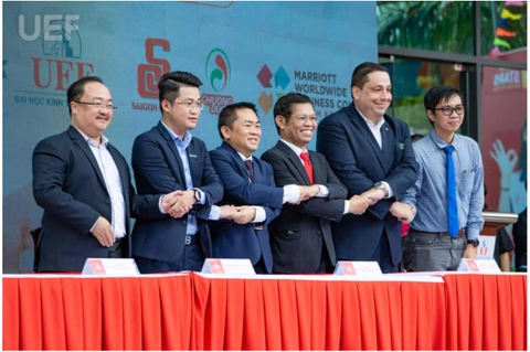 Lễ ký kết hợp tác giữa VECOM và UEF tại “Ngày hội việc làm – UEF Job Fair 2022”