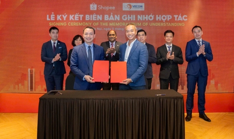 The signing ceremony of cooperation between VECOM and SHOPEE to coordinate the implementation of the Initiative