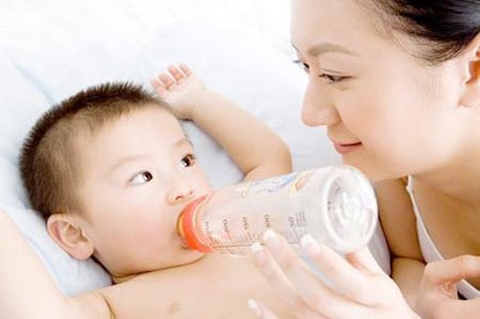 Lỗi “kinh điển” khi pha sữa cho con Lỗi “kinh điển” khi pha sữa cho con