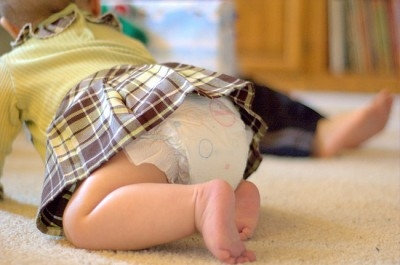 Rắc rối khi thay tã cho bé hiếu động Rắc rối khi thay tã cho bé hiếu động