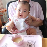 Bác sĩ Tây ‘vạch tội’ mẹ cho con ăn Bác sĩ Tây ‘vạch tội’ mẹ cho con ăn