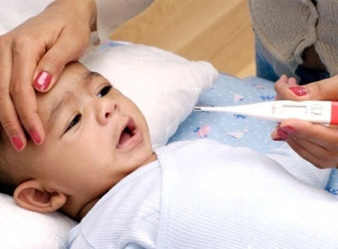 Mẹ cẩn trọng việc dùng thuốc hạ sốt đặt hậu môn cho con Mẹ cẩn trọng việc dùng thuốc hạ sốt đặt hậu môn cho con