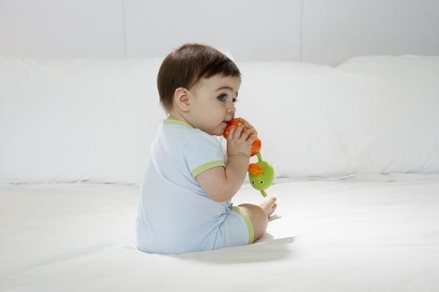Những cách giúp bé xoa dịu cơn đau mọc răng Những cách giúp bé xoa dịu cơn đau mọc răng