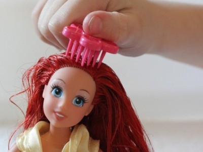 7 mẹo giúp mẹ chải tóc cho bé thật dễ 7 mẹo giúp mẹ chải tóc cho bé thật dễ