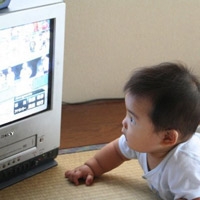 Dưới 2 tuổi xem tivi, lớn học kém Dưới 2 tuổi xem tivi, lớn học kém