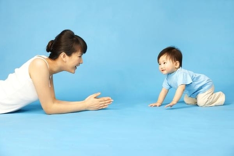 Trò chơi kích thích trí thông minh cho bé 9 – 10 tháng tuổi Trò chơi kích thích trí thông minh cho bé 9 – 10 tháng tuổi