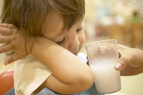 Lo lắng vì con có sở thích lạ khi uống sữa