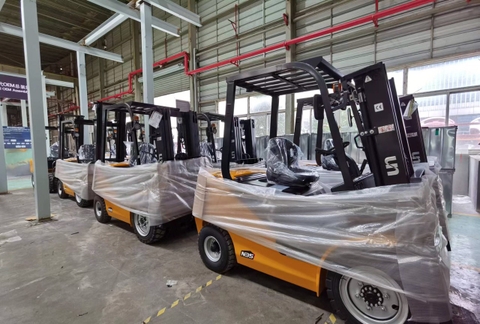 So sánh xe nâng mới UN
