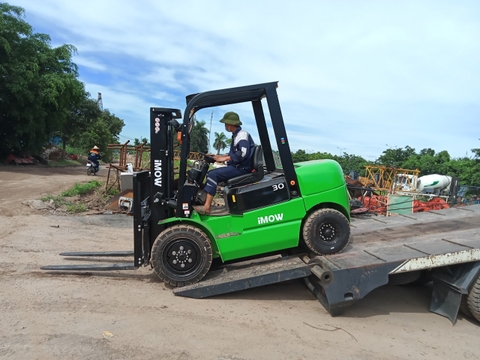 Bàn giao xe nâng iMOW EP mới tại Thái Nguyên