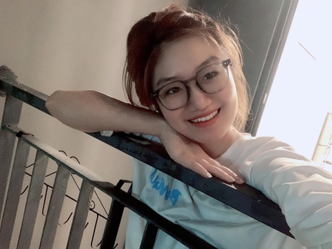 Tìm đồng nghiệp cho cô bé kinh cận