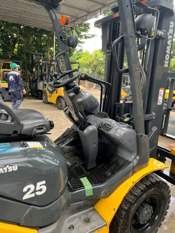 Komatsu FD25C-17-301865 giá chỉ 325 tr với chức năng gật gù số sàn